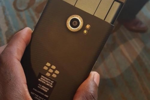 黑莓Priv上手圖曝光 比三星Note 5還薄